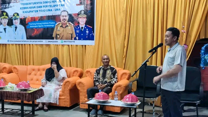 Bupati Ilham Lawidu memberikan sambutan pada Syukuran Dinas baru Pemadam Kebakaran dan Penyelamatan Tojo Una-Una, Jumat,( 8/5/ 2026) malam.