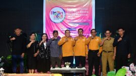 Ketua Panitia Lomba FLS3N H.Rusdi, S.Pd, M.Pd., foto bersama tim Juri Lomba, usai pengumuman hasil Lomba FLS3N tingkat SMA/SMK se-Kabupaten Tojo Una-Una di SKM Negeri 1 Ampana Kota, Selasa (28/4/26).