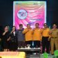 Ketua Panitia Lomba FLS3N H.Rusdi, S.Pd, M.Pd., foto bersama tim Juri Lomba, usai pengumuman hasil Lomba FLS3N tingkat SMA/SMK se-Kabupaten Tojo Una-Una di SKM Negeri 1 Ampana Kota, Selasa (28/4/26).