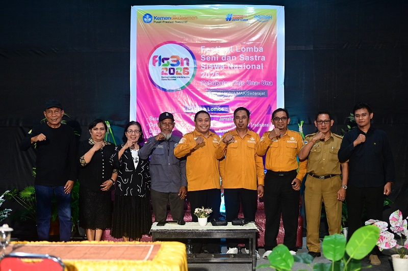 Ketua Panitia Lomba FLS3N H.Rusdi, S.Pd, M.Pd., foto bersama tim Juri Lomba, usai pengumuman hasil Lomba FLS3N tingkat SMA/SMK se-Kabupaten Tojo Una-Una di SKM Negeri 1 Ampana Kota, Selasa (28/4/26).