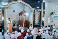 Bupati Tojo Una-Una, Ilham Lawidu, memberi sambutan lepas saat melepas secara resmi 57 jemaah calon haji asal Kabupaten Tojo Una-Una menuju Tanah Suci di Masjid Tsamaratul Ukhuwah, Kelurahan Muara Toba, Kecamatan Ratolindo, Jumat (8/5/2026).