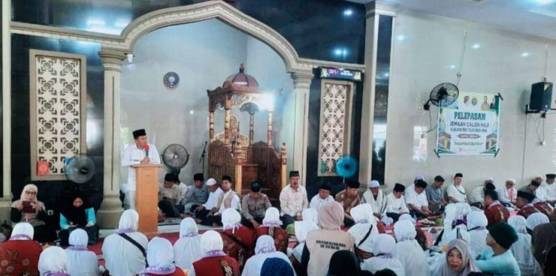 Bupati Tojo Una-Una, Ilham Lawidu, memberi sambutan lepas saat melepas secara resmi 57 jemaah calon haji asal Kabupaten Tojo Una-Una menuju Tanah Suci di Masjid Tsamaratul Ukhuwah, Kelurahan Muara Toba, Kecamatan Ratolindo, Jumat (8/5/2026).