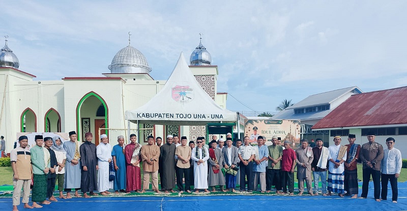 Kepala Lapas Kelas IIB Ampana, Febriyansyah, bersama jajaran petugas dan warga binaan berfoto bersama usai pelaksanaan Salat Iduladha 1447 Hijriah/2026 Masehi di Lapas Kelas IIB Ampana, Rabu (27/5/2026).