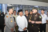 Wakil Kepala Kepolisian Daerah (Wakapolda) Sulawesi Tengah Brigjen Pol Dr. Helmi Kwarta Kusuma Putra Rauf hadir langsung dalam penyambutan Kepala Jaksa Agung Republik Indonesia ST Burhanuddin saat tiba di VIP Room Bandara Internasional Mutiara Sis Al Jufri Palu, Kamis (7/5/2026) pagi.