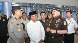 Wakil Kepala Kepolisian Daerah (Wakapolda) Sulawesi Tengah Brigjen Pol Dr. Helmi Kwarta Kusuma Putra Rauf hadir langsung dalam penyambutan Kepala Jaksa Agung Republik Indonesia ST Burhanuddin saat tiba di VIP Room Bandara Internasional Mutiara Sis Al Jufri Palu, Kamis (7/5/2026) pagi.