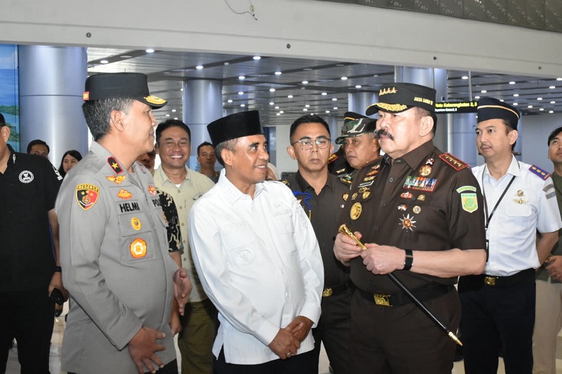Wakil Kepala Kepolisian Daerah (Wakapolda) Sulawesi Tengah Brigjen Pol Dr. Helmi Kwarta Kusuma Putra Rauf hadir langsung dalam penyambutan Kepala Jaksa Agung Republik Indonesia ST Burhanuddin saat tiba di VIP Room Bandara Internasional Mutiara Sis Al Jufri Palu, Kamis (7/5/2026) pagi.