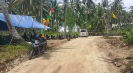 Warga Dusun 1 Lere, Desa Mantangisi, Kecamatan Ampana Tete, saat menggelar syukuran atas rampungnya pembangunan jalan usaha tani dan normalisasi sungai di dusun satu dan dua, Senin (4/5/2026).
