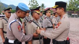 Kapolres Yanna Djayawidya memimpin sertijab 11 PJU dan Kapolsek di halaman Polres Tojo Una-Una, Jumat (15/5/2026).
