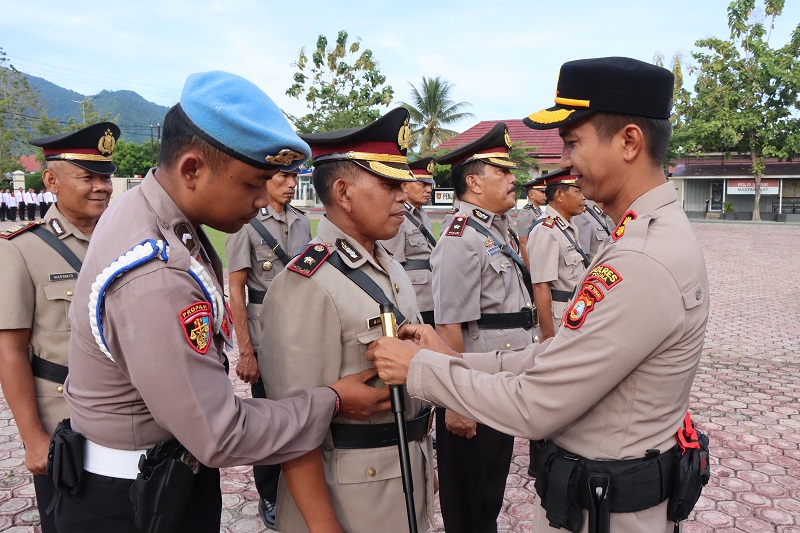 Kapolres Yanna Djayawidya memimpin sertijab 11 PJU dan Kapolsek di halaman Polres Tojo Una-Una, Jumat (15/5/2026).