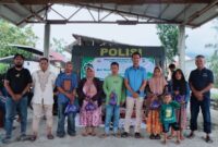Kapolres Tojo Una-Una AKBP Yanna Djayawidya foto bersama penerima daging kurban didampingi Kasat Samapta AKP Maryanto, Kasat Binmas AKP Agus Habibie, usai penyaluran daging kurban Hari Raya Iduladha 1447 Hijriah di Masjid Al-Muhajirin, Rabu (27/5/2026).