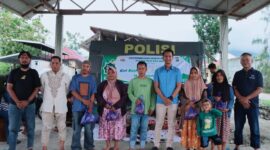 Kapolres Tojo Una-Una AKBP Yanna Djayawidya foto bersama penerima daging kurban didampingi Kasat Samapta AKP Maryanto, Kasat Binmas AKP Agus Habibie, usai penyaluran daging kurban Hari Raya Iduladha 1447 Hijriah di Masjid Al-Muhajirin, Rabu (27/5/2026).