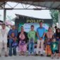 Kapolres Tojo Una-Una AKBP Yanna Djayawidya foto bersama penerima daging kurban didampingi Kasat Samapta AKP Maryanto, Kasat Binmas AKP Agus Habibie, usai penyaluran daging kurban Hari Raya Iduladha 1447 Hijriah di Masjid Al-Muhajirin, Rabu (27/5/2026).