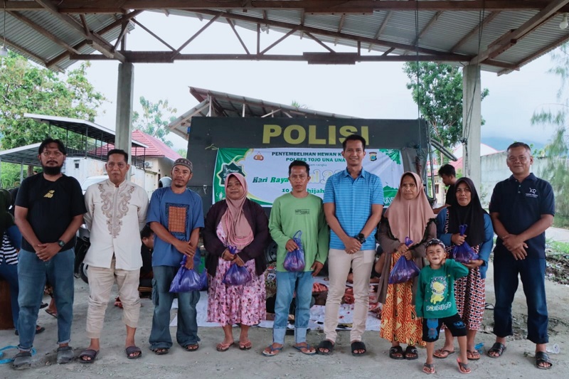 Kapolres Tojo Una-Una AKBP Yanna Djayawidya foto bersama penerima daging kurban didampingi Kasat Samapta AKP Maryanto, Kasat Binmas AKP Agus Habibie, usai penyaluran daging kurban Hari Raya Iduladha 1447 Hijriah di Masjid Al-Muhajirin, Rabu (27/5/2026).