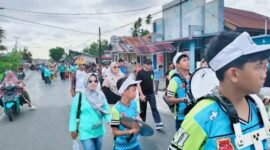 Bupati Tojo Una-Una Ilham Lawidu bersama Ketua Tim Penggerak PKK Kabupaten Tojo Una-Una, Hajar Lawidu, turut ambil bagian dalam Karnaval Budaya memperingati Hari Pendidikan Nasional (Hardiknas) 2026 di Ampana Kota, Sabtu (2/5/2026).