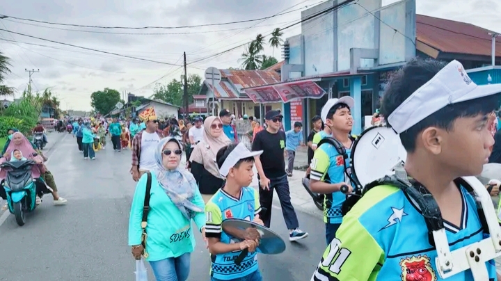Bupati Tojo Una-Una Ilham Lawidu bersama Ketua Tim Penggerak PKK Kabupaten Tojo Una-Una, Hajar Lawidu, turut ambil bagian dalam Karnaval Budaya memperingati Hari Pendidikan Nasional (Hardiknas) 2026 di Ampana Kota, Sabtu (2/5/2026).
