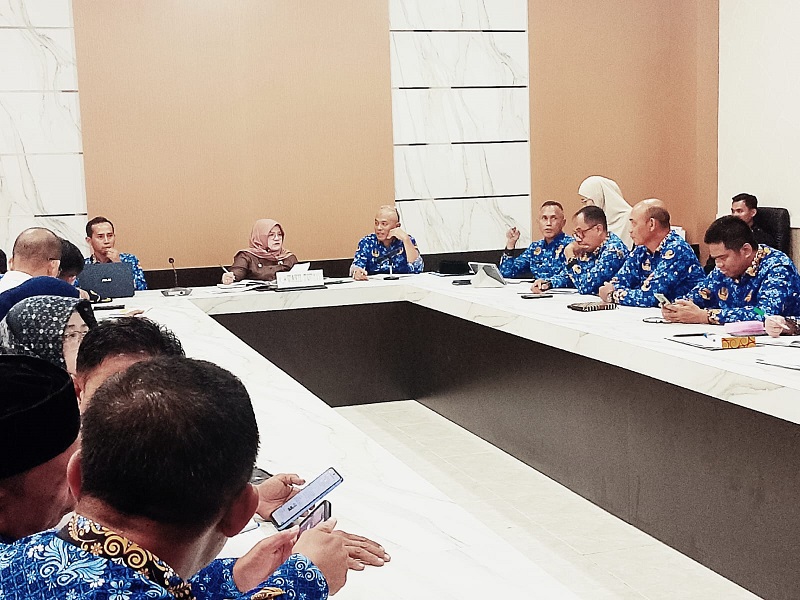 Wakil Bupati Tojo Una-Una, Surya Lapasiri, didampingi Kepala Bapperida Muhamad Arsyad, memimpin rapat evaluasi pemutakhiran Data Tunggal Sosial Ekonomi Nasional (DTSEN) di Ruang Rapat Kantor Bupati Tojo Una-Una, Rabu (20/5/2026).
