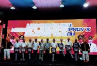 Ketua Harian KONI Tojo Una-Una, Aspan Taurenta, mewakili Bupati Ilham Lawidu menerima bantuan mobil operasional dari Gubernur Sulawesi Tengah, Anwar Hafid usai peluncuran logo, maskot, dan jingle Porprov X Sulteng di Kabupaten Morowali, Selasa (12/5/2026) malam.