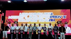 Ketua Harian KONI Tojo Una-Una, Aspan Taurenta, mewakili Bupati Ilham Lawidu menerima bantuan mobil operasional dari Gubernur Sulawesi Tengah, Anwar Hafid usai peluncuran logo, maskot, dan jingle Porprov X Sulteng di Kabupaten Morowali, Selasa (12/5/2026) malam.