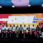 Ketua Harian KONI Tojo Una-Una, Aspan Taurenta, mewakili Bupati Ilham Lawidu menerima bantuan mobil operasional dari Gubernur Sulawesi Tengah, Anwar Hafid usai peluncuran logo, maskot, dan jingle Porprov X Sulteng di Kabupaten Morowali, Selasa (12/5/2026) malam.
