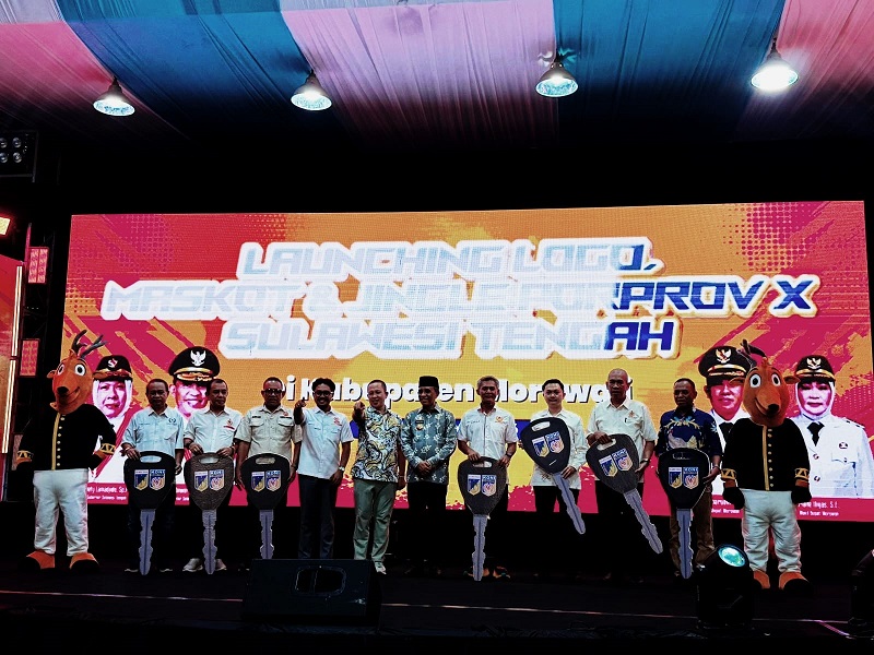 Ketua Harian KONI Tojo Una-Una, Aspan Taurenta, mewakili Bupati Ilham Lawidu menerima bantuan mobil operasional dari Gubernur Sulawesi Tengah, Anwar Hafid usai peluncuran logo, maskot, dan jingle Porprov X Sulteng di Kabupaten Morowali, Selasa (12/5/2026) malam.