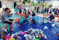 Bupati Tojo Una-Una, Ilham Lawidu, menyerahkan bantuan dua ekor sapi kurban untuk Masjid Al-Amanah Desa Sansarino pada momentum Hari Raya Iduladha 1447 Hijriah, Kamis (28/5/2026).