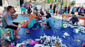 Bupati Tojo Una-Una, Ilham Lawidu, menyerahkan bantuan dua ekor sapi kurban untuk Masjid Al-Amanah Desa Sansarino pada momentum Hari Raya Iduladha 1447 Hijriah, Kamis (28/5/2026).
