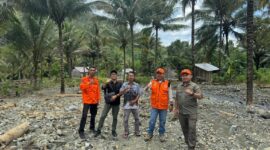Kepala Pelaksana BPBD Sulawesi Tengah Asbudianto bersama Kalak BPBD Tojo Una-Una Sigit Labolong dan Kadis PUPR Asfan Supu serta sejumlah pejabat terkait meninjau lokasi bencana di Dusun Pakanangi, Desa Balinggara, Kecamatan Ampana Tete, Jumat lalu (22/5/2026).