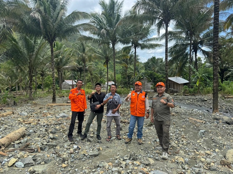 Kepala Pelaksana BPBD Sulawesi Tengah Asbudianto bersama Kalak BPBD Tojo Una-Una Sigit Labolong dan Kadis PUPR Asfan Supu serta sejumlah pejabat terkait meninjau lokasi bencana di Dusun Pakanangi, Desa Balinggara, Kecamatan Ampana Tete, Jumat lalu (22/5/2026).