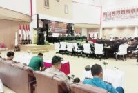 Sekretaris Bapemperda DPRD Tojo Una-Una, Gamarudin, S.Sos saat membacakan pandangan Bapemperda terkait Ranperda Perkebunan Kelapa Sawit dan Ranperda Pencegahan Perkawinan Anak di Bawah Umur dalam rapat paripurna DPRD Tojo Una-Una, Rabu (20/5/2026).