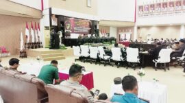 Sekretaris Bapemperda DPRD Tojo Una-Una, Gamarudin, S.Sos saat membacakan pandangan Bapemperda terkait Ranperda Perkebunan Kelapa Sawit dan Ranperda Pencegahan Perkawinan Anak di Bawah Umur dalam rapat paripurna DPRD Tojo Una-Una, Rabu (20/5/2026).