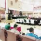 Sekretaris Bapemperda DPRD Tojo Una-Una, Gamarudin, S.Sos saat membacakan pandangan Bapemperda terkait Ranperda Perkebunan Kelapa Sawit dan Ranperda Pencegahan Perkawinan Anak di Bawah Umur dalam rapat paripurna DPRD Tojo Una-Una, Rabu (20/5/2026).