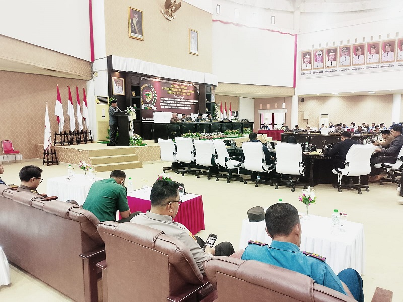 Sekretaris Bapemperda DPRD Tojo Una-Una, Gamarudin, S.Sos saat membacakan pandangan Bapemperda terkait Ranperda Perkebunan Kelapa Sawit dan Ranperda Pencegahan Perkawinan Anak di Bawah Umur dalam rapat paripurna DPRD Tojo Una-Una, Rabu (20/5/2026).