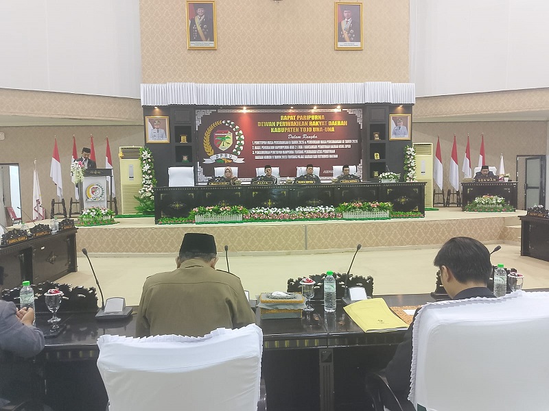 Suasana pembacaan doa pada pembukaan Rapat Paripurna DPRD Tojo Una-Una, Rabu (20/5/2026)