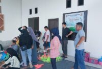 Kadis PUPR Tojo Una-Una Asfan Supu saat melakukan peninjauan pembagian daging kurban di kantor  PUPR Setempat, Kamis (28/5/2026)