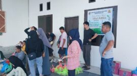 Kadis PUPR Tojo Una-Una Asfan Supu saat melakukan peninjauan pembagian daging kurban di kantor  PUPR Setempat, Kamis (28/5/2026)