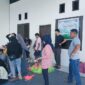 Kadis PUPR Tojo Una-Una Asfan Supu saat melakukan peninjauan pembagian daging kurban di kantor  PUPR Setempat, Kamis (28/5/2026)
