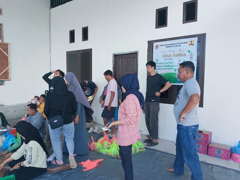 Kadis PUPR Tojo Una-Una Asfan Supu saat melakukan peninjauan pembagian daging kurban di kantor  PUPR Setempat, Kamis (28/5/2026)