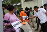 Kasat Reskrim Polres Tojo Una-Una, Syarif, A.Md., Kom., SH., MH, memimpin jalannya rekonstruksi kasus pembunuhan di kawasan Resto Pakang Bech, Desa Sabo, Kecamatan Ampana Tete, Selasa (26/5/2026). 