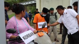 Kasat Reskrim Polres Tojo Una-Una, Syarif, A.Md., Kom., SH., MH, memimpin jalannya rekonstruksi kasus pembunuhan di kawasan Resto Pakang Bech, Desa Sabo, Kecamatan Ampana Tete, Selasa (26/5/2026). 