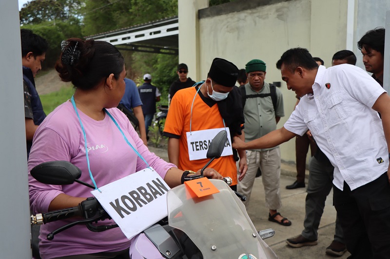 Kasat Reskrim Polres Tojo Una-Una, Syarif, A.Md., Kom., SH., MH, memimpin jalannya rekonstruksi kasus pembunuhan di kawasan Resto Pakang Bech, Desa Sabo, Kecamatan Ampana Tete, Selasa (26/5/2026). 