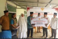 Bupati Banggai Kepulauan, Rusli Moidady, menyerahkan bantuan sapi kurban dari Presiden Republik Indonesia di Masjid Ar-Rahman, Desa Ambelang, Kecamatan Tinangkung, Rabu (27/5/2026).