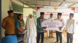 Bupati Banggai Kepulauan, Rusli Moidady, menyerahkan bantuan sapi kurban dari Presiden Republik Indonesia di Masjid Ar-Rahman, Desa Ambelang, Kecamatan Tinangkung, Rabu (27/5/2026).
