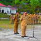 Sekda Bangkep, Muh. Aris Susanto, S.E., M.E., menegaskan pentingnya disiplin ASN serta penertiban aset daerah, hal ini disampaikan saat memimpin apel pagi di halaman Kantor Bupati Banggai Kepulauan, Senin (4/5/2026).