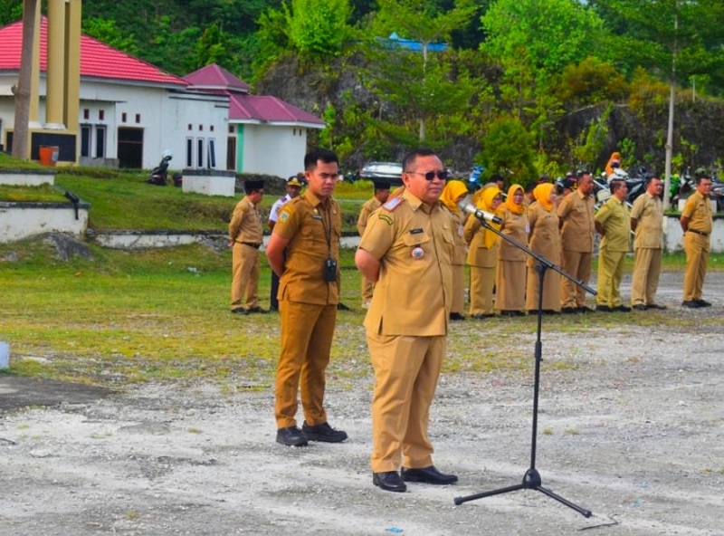 Sekda Bangkep, Muh. Aris Susanto, S.E., M.E., menegaskan pentingnya disiplin ASN serta penertiban aset daerah, hal ini disampaikan saat memimpin apel pagi di halaman Kantor Bupati Banggai Kepulauan, Senin (4/5/2026).