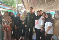 Bupati Ilham Lawidu saat berswafoto dengan warga Dusun Lere, Desa Mantangisi, Kecamatan Ampana Tete, Senin (4/5/2026)