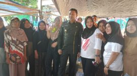 Bupati Ilham Lawidu saat berswafoto dengan warga Dusun Lere, Desa Mantangisi, Kecamatan Ampana Tete, Senin (4/5/2026)