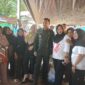 Bupati Ilham Lawidu saat berswafoto dengan warga Dusun Lere, Desa Mantangisi, Kecamatan Ampana Tete, Senin (4/5/2026)