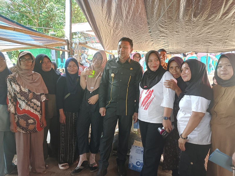 Bupati Ilham Lawidu saat berswafoto dengan warga Dusun Lere, Desa Mantangisi, Kecamatan Ampana Tete, Senin (4/5/2026)