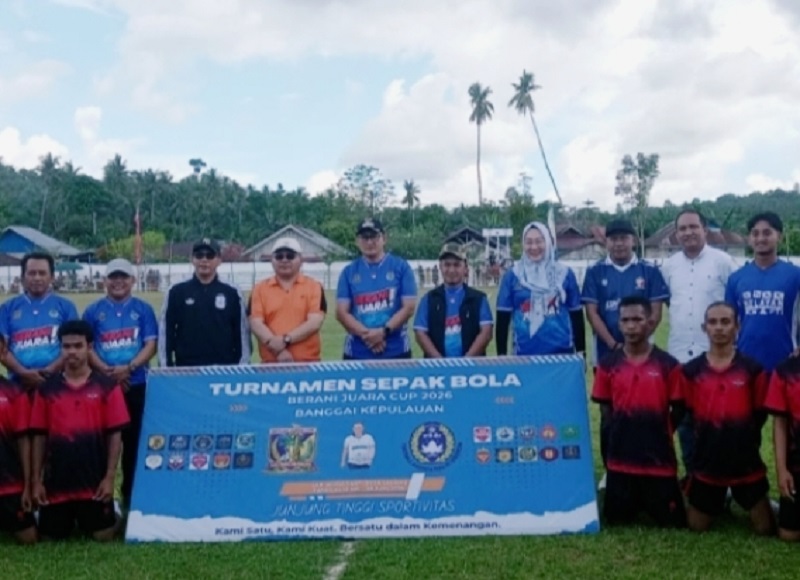 Wakil Bupati Banggai Kepulauan, Serfi Kambey, membuka Turnamen Sepak Bola Berani Juara Cup I Tahun 2026, di Lapangan Sepak Bola Muda Sakti, Desa Lalong, Kecamatan Tinangkung Utara, Kamis (21/5/2026).