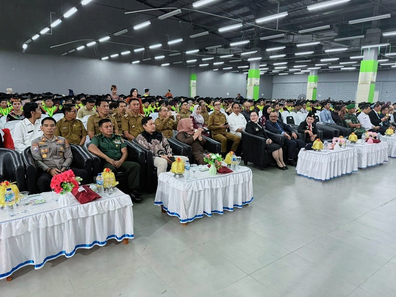 Wakil Bupati Tojo Una-Una, Hj. Surya Lapasiri, menghadiri Wisuda Sarjana ke-XXXII dan Pascasarjana I Universitas Sintuwu Maroso di Ballroom Hotel Ancyra, Poso, Senin (25/5/2026).